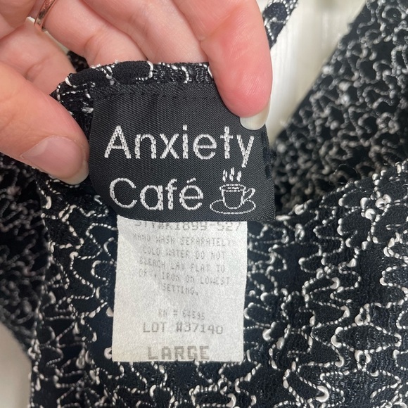 Anxiety Cafe vintage y2K back and white textured v-neck cropped tank top | L - Picture 7 of 10